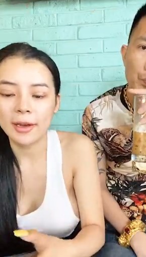 Clip Huấn Hoa Hồng livestream phân trần việc đánh vợ dậρ mặt, dân mạng bất ngờ vì sự xuất hiện của người vợ