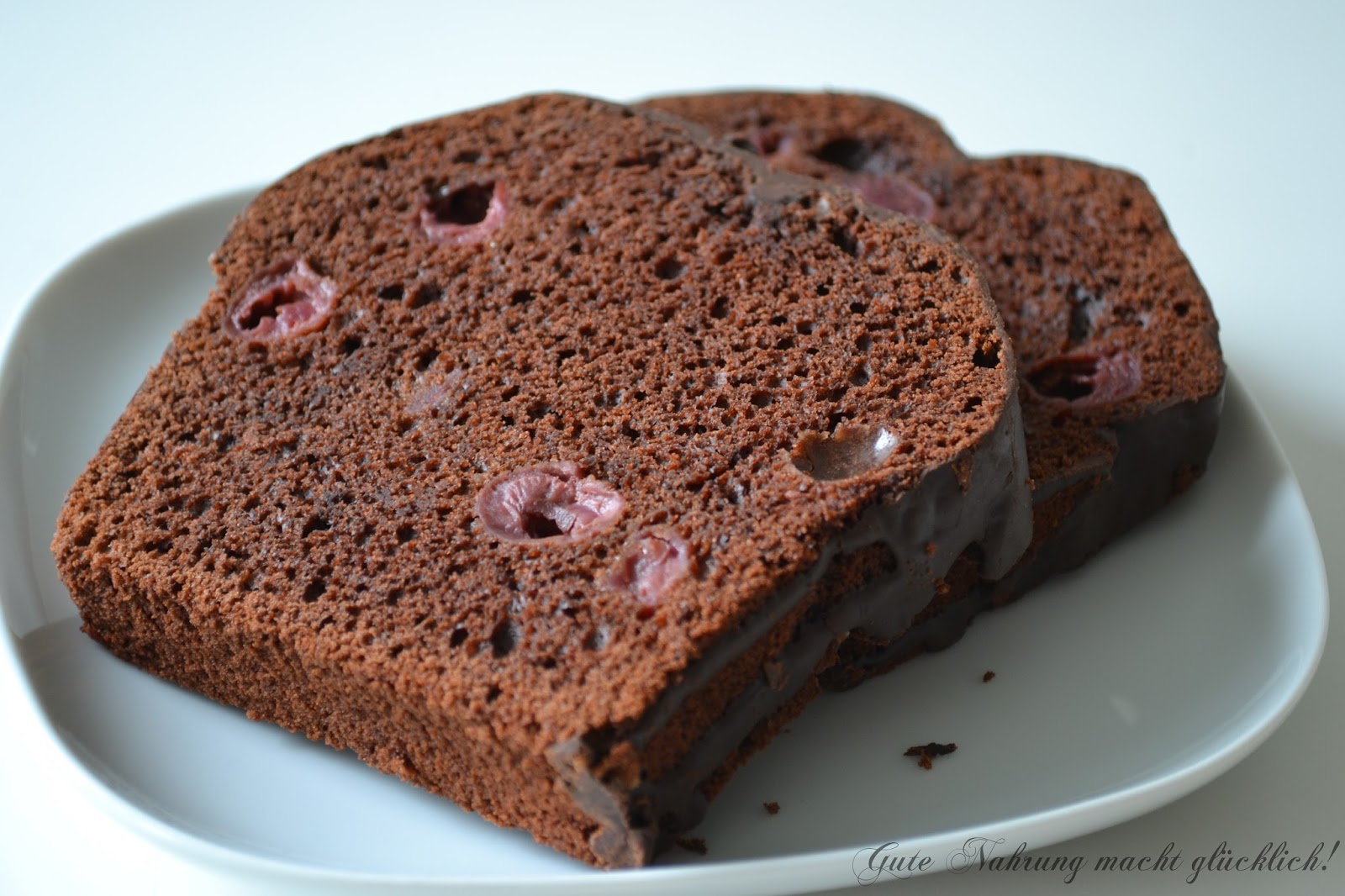 Gute Nahrung macht glücklich : Schokoladiger Kastenkuchen mit Sauerkirschen