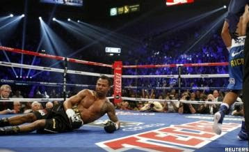 Pacquiao knocks down Mosley in round 3