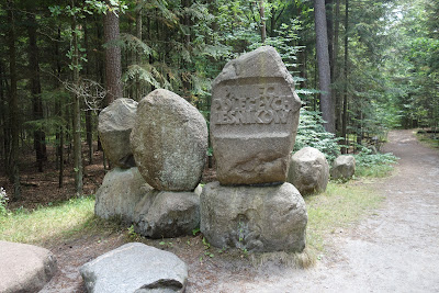 Pomnik ku czci leśników pomordowanych w okresie II wojny światowej, okolice rezerwatu Bukowa Góra