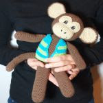 http://hamabeadstyle.blogspot.com.es/2016/06/mono-con-chaleco-amigurumi-patron-gratis.html