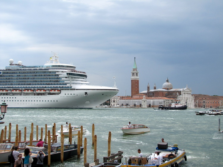 Venice plans to restart cruises