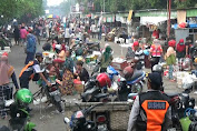 Ratusan Warga Masih Berdesakan Di Pasar Tradisional