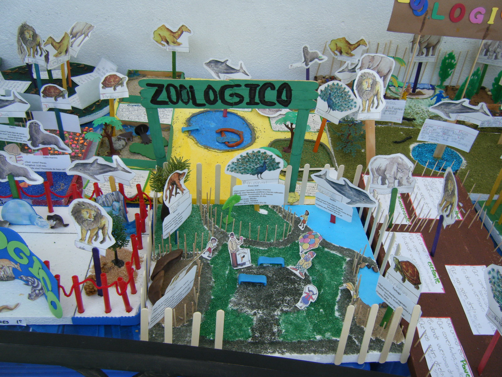 Convierten el salón de clases en zoológico.