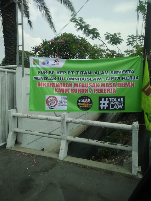 Omnibus Law : RUU Cipta Kerja Telah Disahkan, Karyawan Perusahaan Kawasan Driyorejo Lakukan Demo Omnibus Law : RUU Cipta Kerja Telah Disahkan, Karyawan Perusahaan Kawasan Driyorejo Lakukan Demo