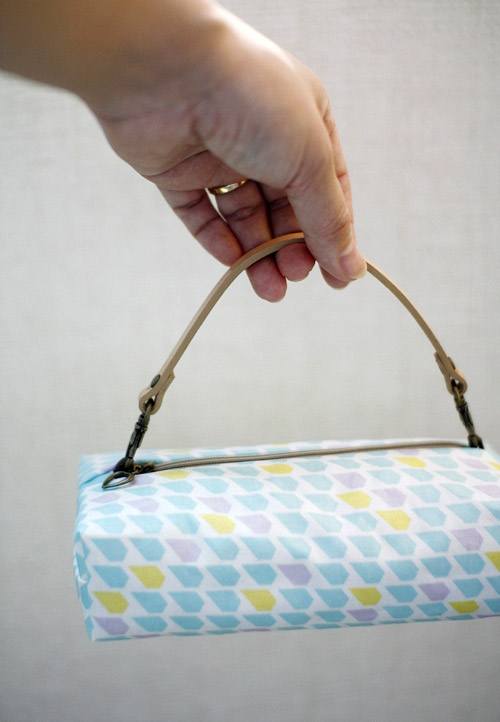 Easy Zippered Box Pouch Tutorial in Pictures.