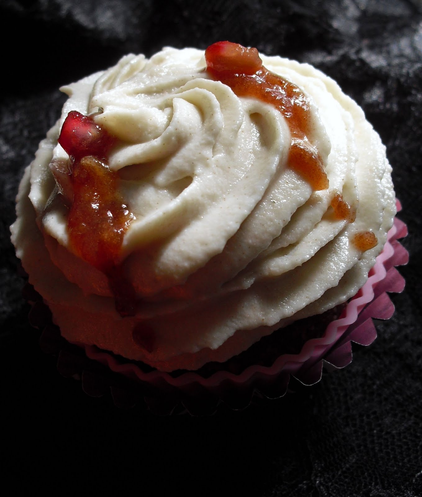 http://1.bp.blogspot.com/-vUOvN5-dKzw/TpNiIbIi9VI/AAAAAAAAF14/yJQEBd931_0/s1600/10-2011vampirecupcakesunlit.JPG