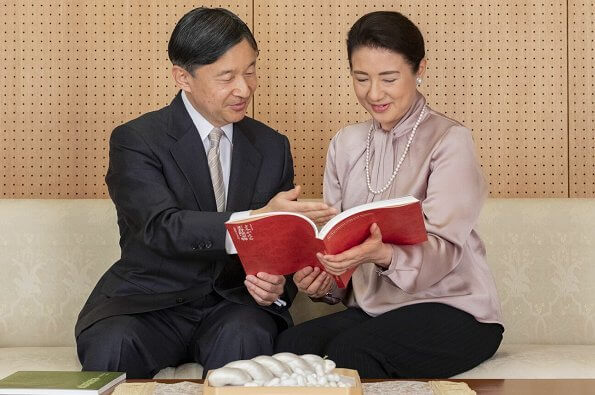 Empress Masako wore an old-rose silk satin pussy-bow blouse, and black trousers. Pearl necklace and pearl diamond earrings