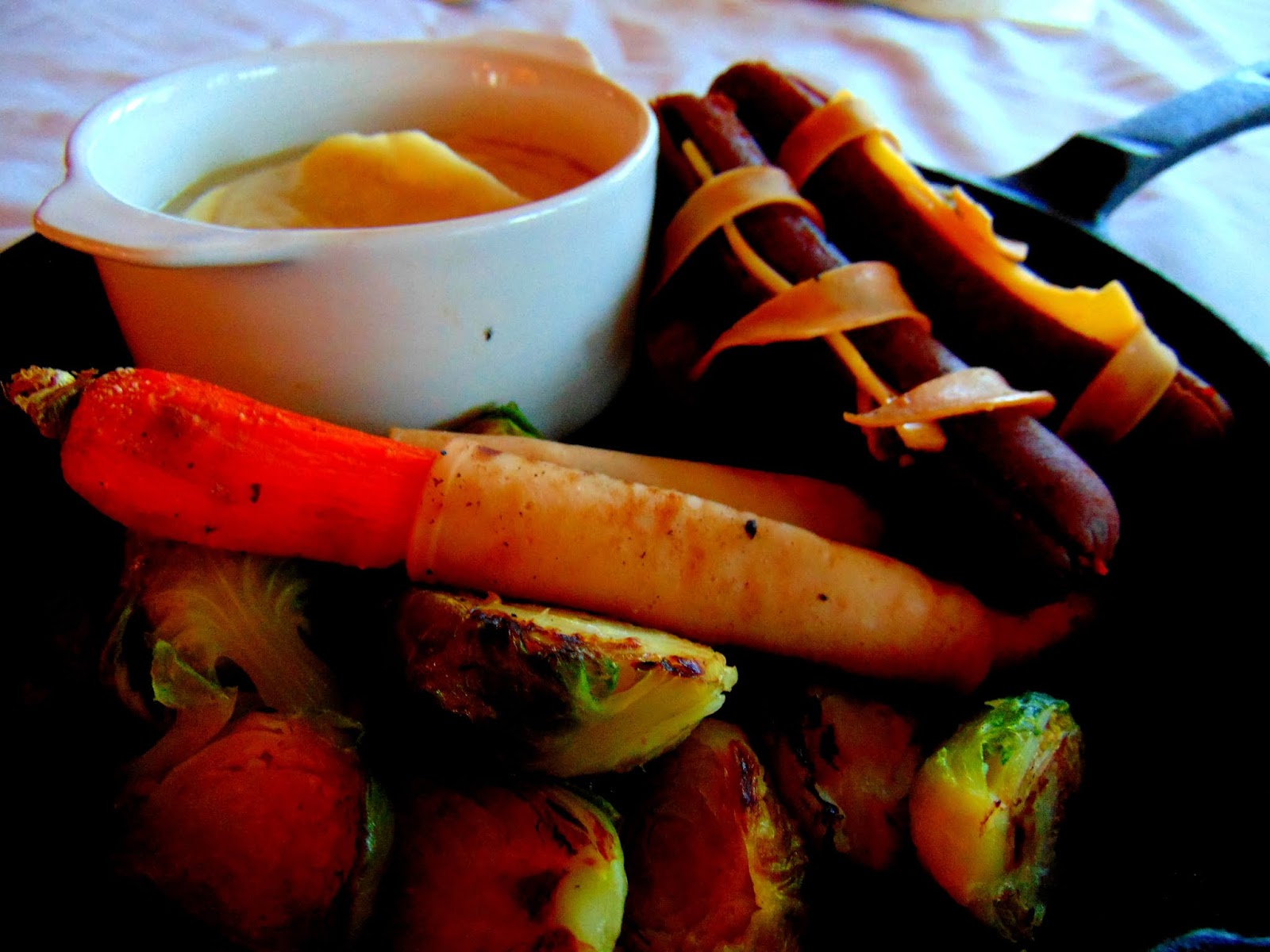 Pommes de terre, choux de bruxelles, saucisses et carottes, avec sauce