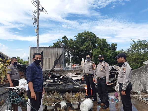 Gudang Barang Bekas di Koto Tangah Padang Ludes Terbakar