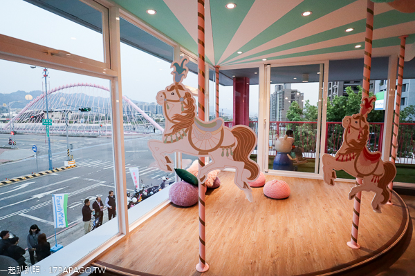 台中北屯|全家台中情人店|超商變成網美和親子景點|粉紅鞦韆|佩佩豬|旋轉木馬|拍照牆 台中北屯|全家台中情人店|超商變成網美和親子景點|粉紅鞦韆|佩佩豬|旋轉木馬|拍照牆
