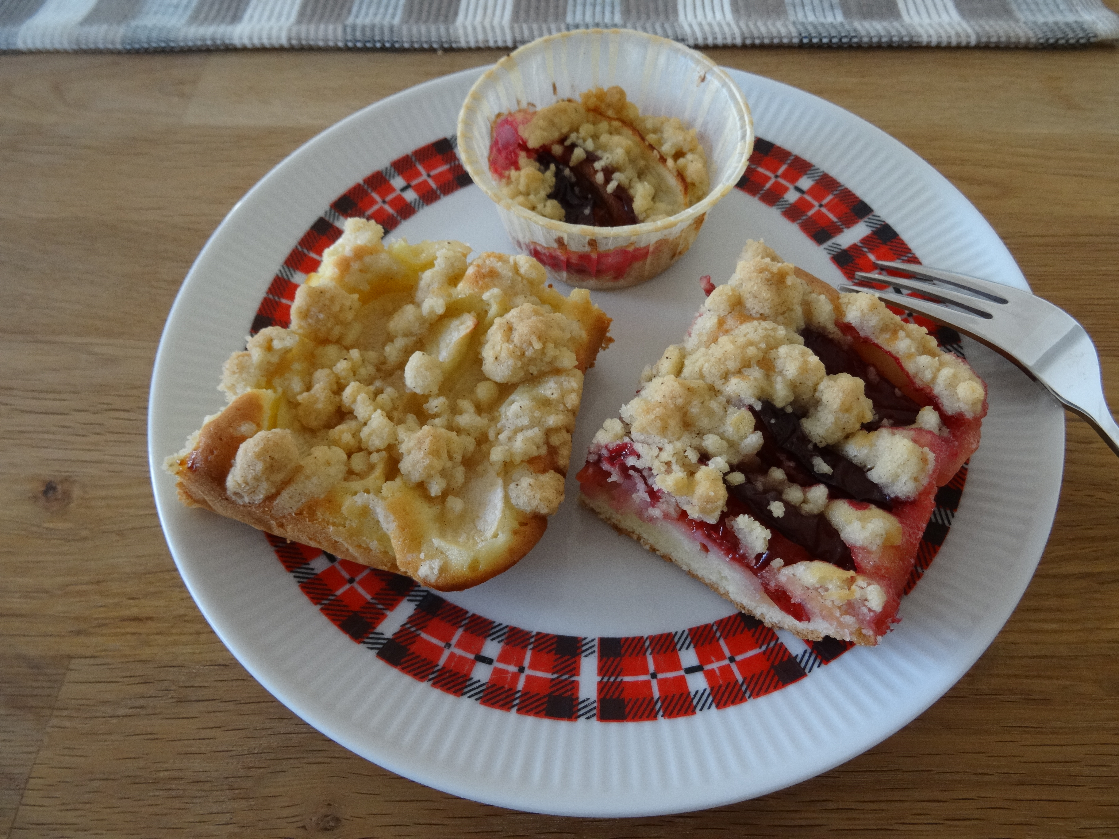 Apfel- und Zwetschgenkuchen mit Streuseln