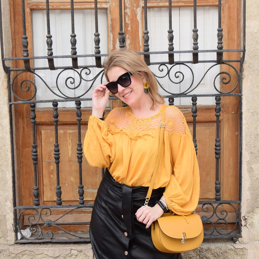 Falda_midi_con_blusa_crochet_mostaza