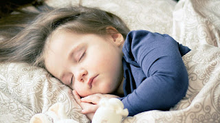 طريقة سهلة ومريحة لتعودين طفلكِ على النوم بمفرده Zahrah1268