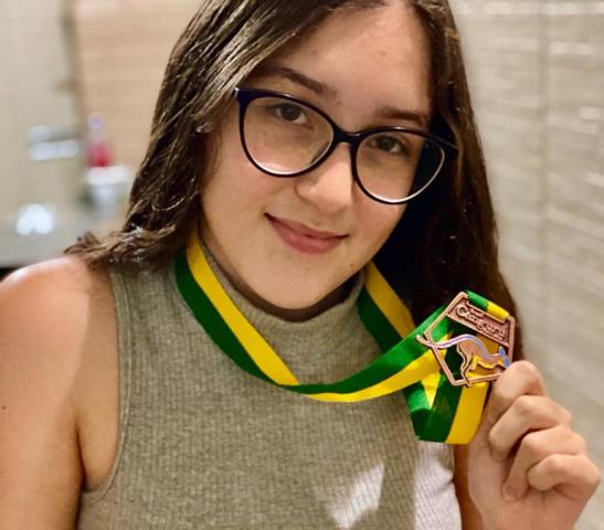 Alunos de escola feirense recebem medalhas conquistadas na Olimpíada de Matemática Brasil Os alunos estão distribuídos entre os ensinos fundamentais I e II da unidade de ensino, estreante nessa competição.