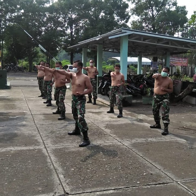 Tingkatkan Imun Tubuh Anggota Koramil Manisrenggo lakukan berjemur sambil latihan Bela diri Militer