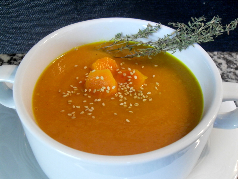 Crema de zanahoria y naranja con curry, cúrcuma, patata y cebolla.