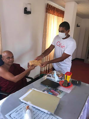 Handing over the donation on behalf of Dr.Nomura (By Mr.Killakulam) to Ven. Hadigalle Wimalasara thero