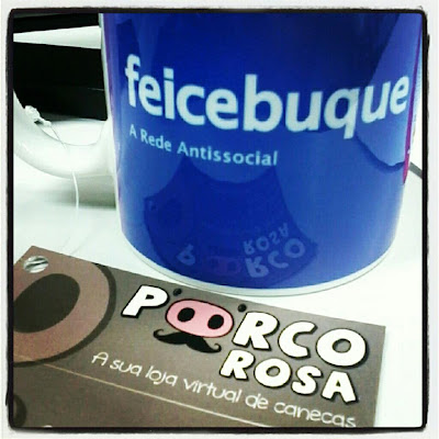 Caneca do blog Feicebuque em parceria com a Porco Rosa - A Sua Loja Virtual de Canecas
