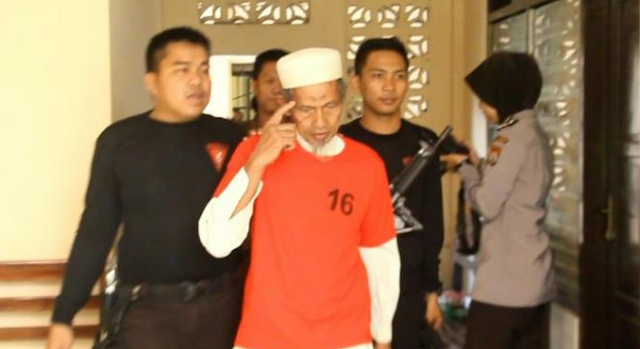Nekad Cabuli 6 Santri, Guru Agama 70 Tahun Ini Hanya Divonis Seperti Ini.. Nekad Cabuli 6 Santri, Guru Agama 70 Tahun Ini Hanya Divonis Seperti Ini..