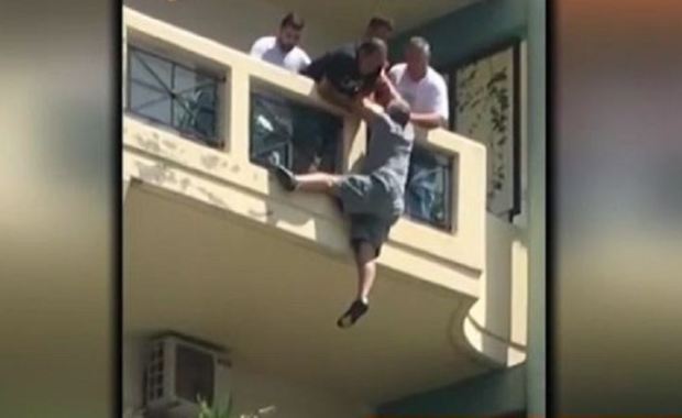 Λοχίας έσπασε 2 πόρτες, για να σώσει άνδρα που κρεμόταν από μπαλκόνι! (Video)