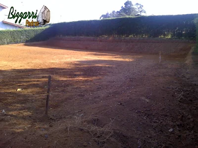 Fazendo a terraplanagem do campo de futebol em residência em condomínio em Atibaia-SP, onde vamos fazer o plantio da grama esmeralda.