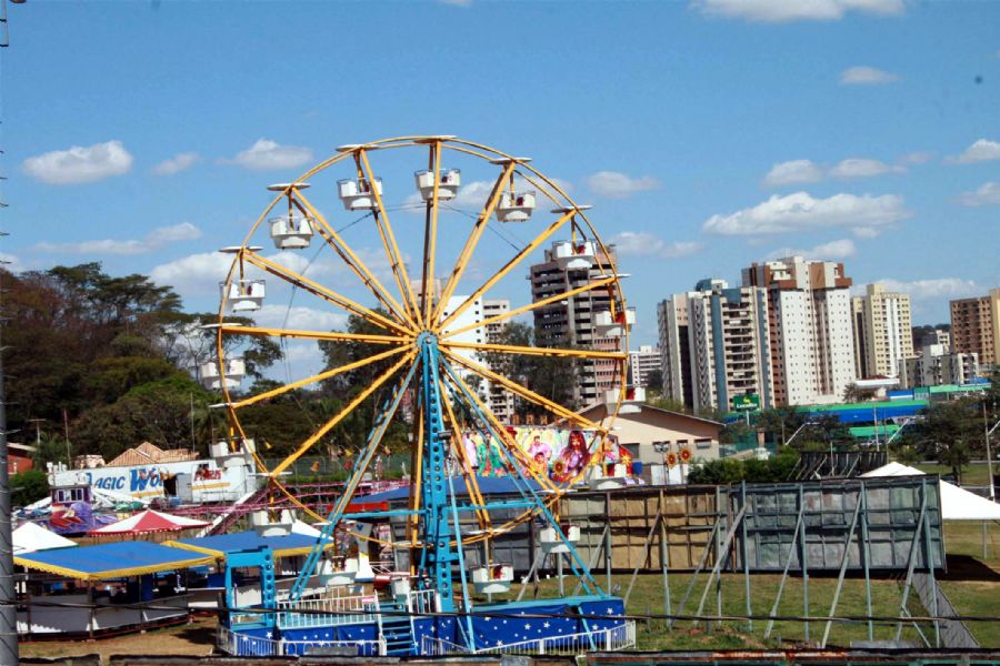 Em Um Parque De Diversao Carlos E Isabela