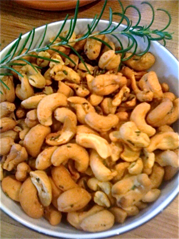 Ina's Rosemary Cashews are a perfect snack for holiday parties! Misread