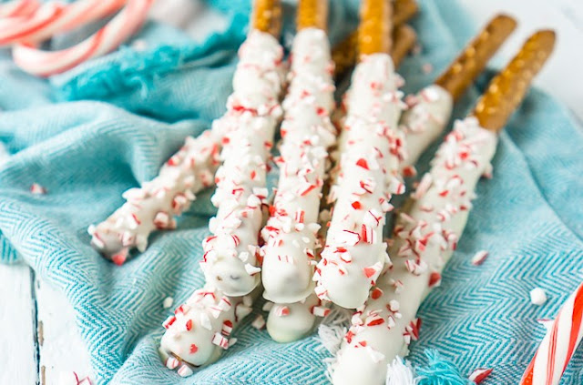 White Chocolate Peppermint Pretzels #desserts #cookies