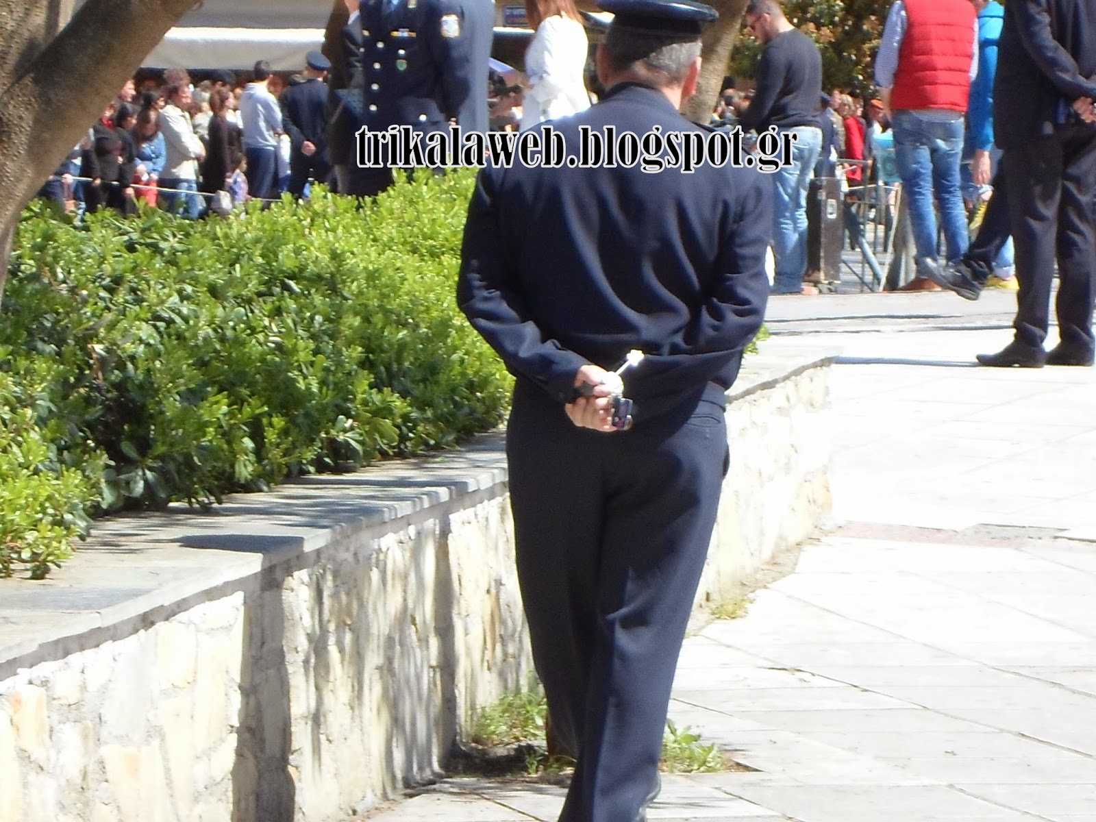 Αστυνομικός με τα κλειδιά στο χέρι στην παρέλαση Τρικάλων