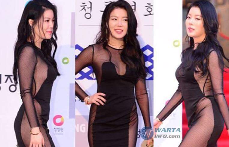  Foto Nyaris Telanjang Artis Korea ini Pakai Gaun Dress 