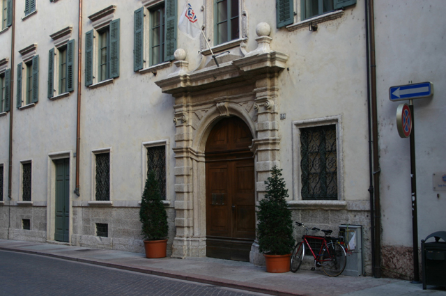 Consumatore Informato Trento 26/102/11 la Biblioteca comunale vende jpg (640x425)