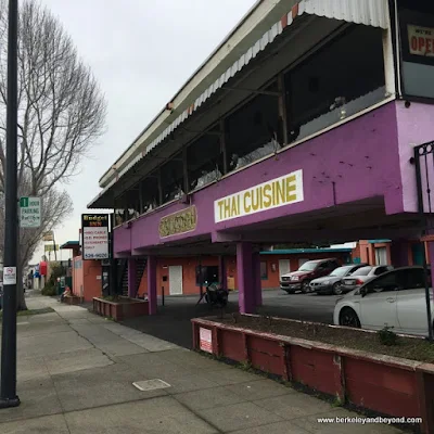 exterior of Sa Wooei Thai restaurant in El Cerrito, California