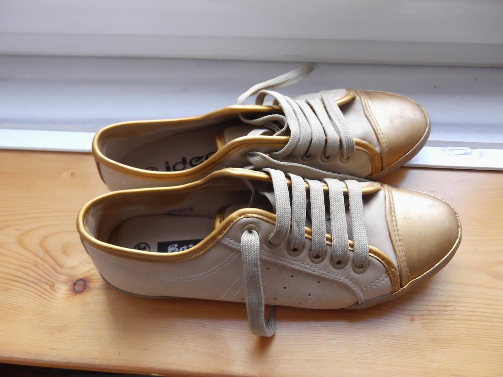 Refashion Coop Sneakers with gold details