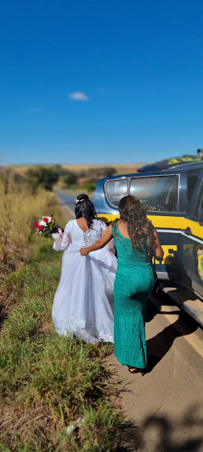 Os policiais deram carona à noiva e a um casal de padrinhos até o local do casamento