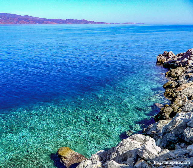 O mar cristalino da Ilha grega de Hidra