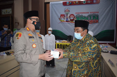 Santri Bermasker, Polres Bondowoso Bagikan 30 Ribuan di Pondok Pesantren 