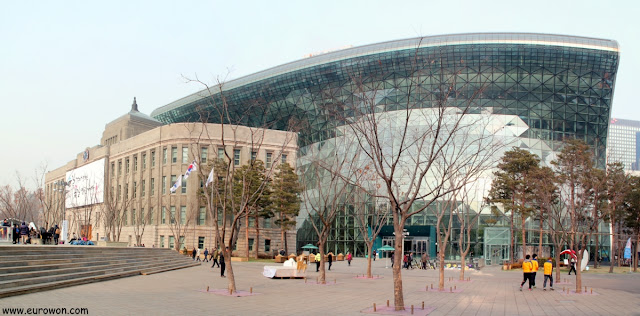 Ayuntamiento viejo y ayuntamiento nuevo en la Plaza de Seúl