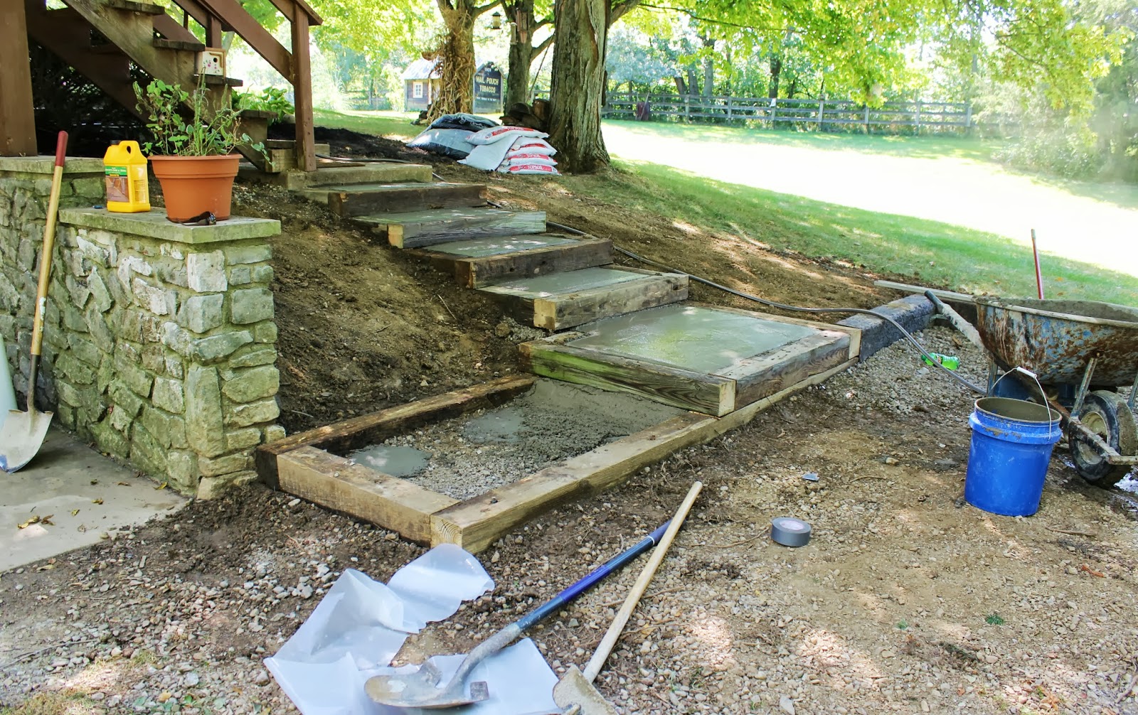 Дорожка из бутылок стеклянных залить бетоном