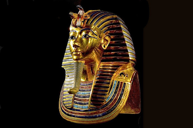 Маска Тутанхамона украшена сердоликом,  лазуритом, цветным стеклом и кварцем