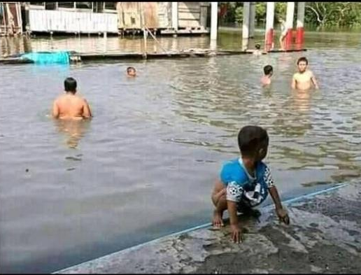 Gambar anak kecil buang air besar di kolam lagi santuy