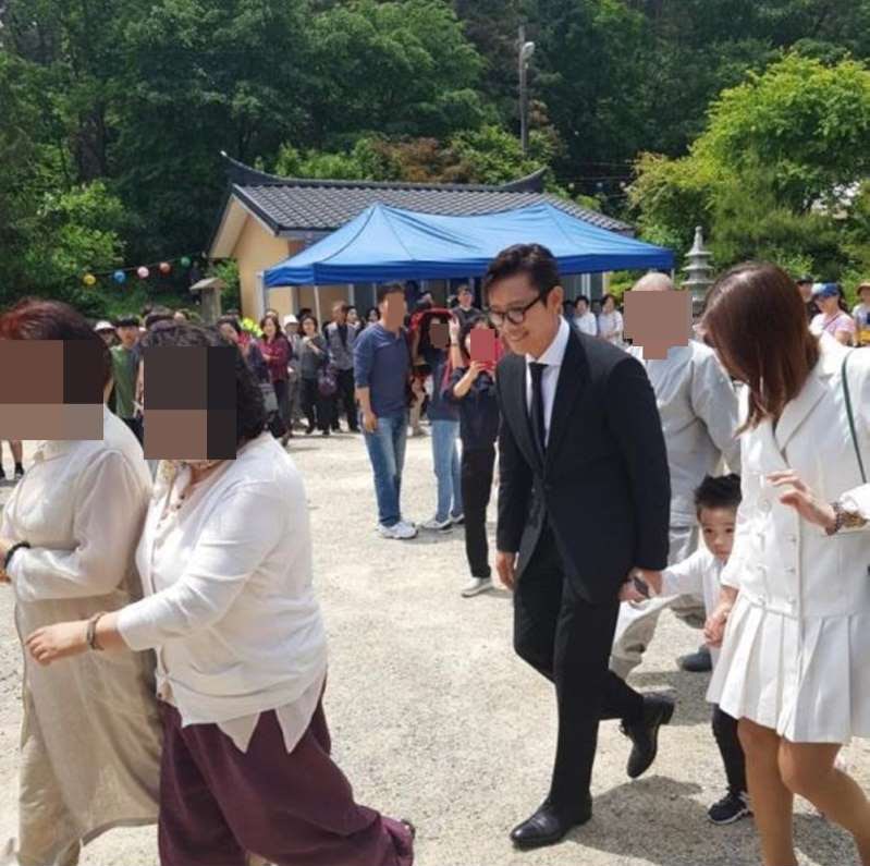 Lee Byung Hun Lee Joon Hoo Netizens Rave Over Photos Of Lee Byung-hun And Lee Min-jung Adorable
