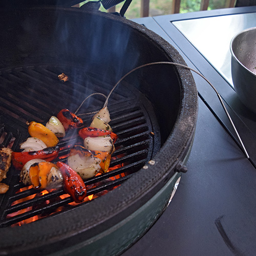 Consejo: Deje la punta de la brocheta de cable fuera de la parrilla para que no se caliente y pueda usarla como manija para girar.