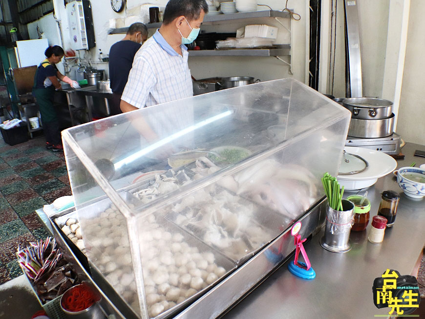 台南虱目魚湯/無店名無招牌飄香40多年/老饕私藏口袋名單/在地人從小吃到大/當天現宰用料新鮮/一大早就人潮滿滿