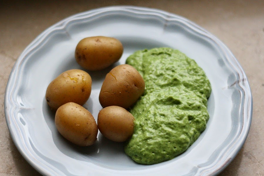 Sekundentakt: Kartoffeln mit veganer Frankfurter grüner Sauce