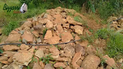 Pedra moledo para construção de muro de pedra.