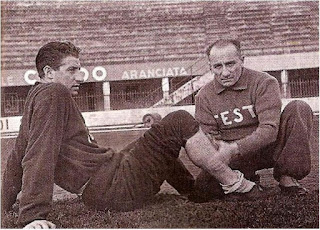 Gino Cappello, con lo storico massaggiatore del Bologna Amedeo Bortolotti, sul terreno dello Stadio Comunale. Anni Cinquanta.