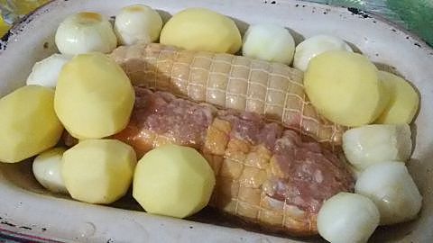 Preparación de los muslos de pollo rellenos asados al vino blanco