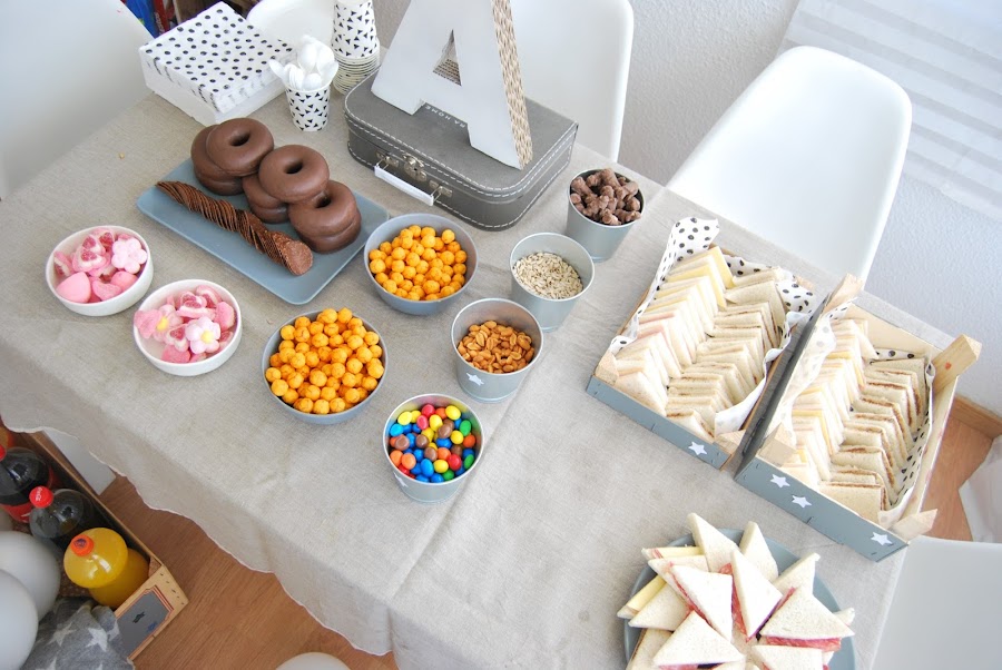 mesa de cumple en gris y blanco