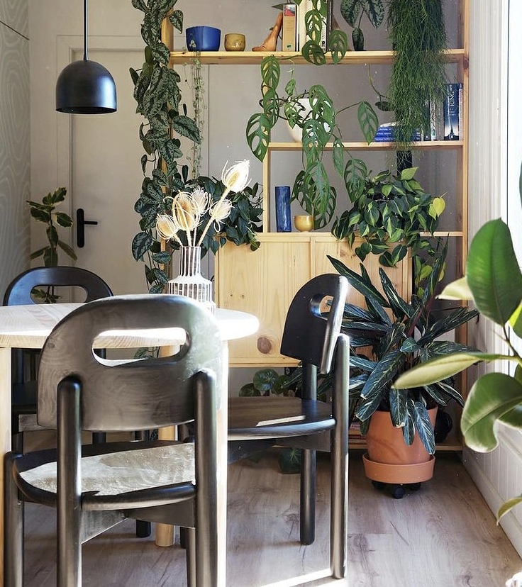 Antes y después: 5 muebles restaurados que hemos visto en Instagram Sillas restauradas y pintadas de negro